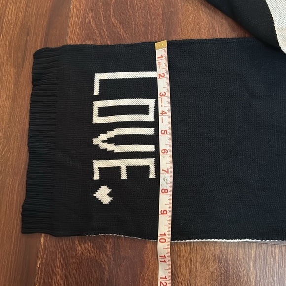 Old Navy Black and White Unisex LOVE Scarf - Picture 4 of 5